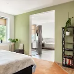 Eltins Bed & Breakfast 4*