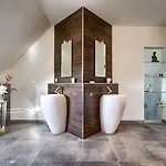 Eltins Bed & Breakfast 4*